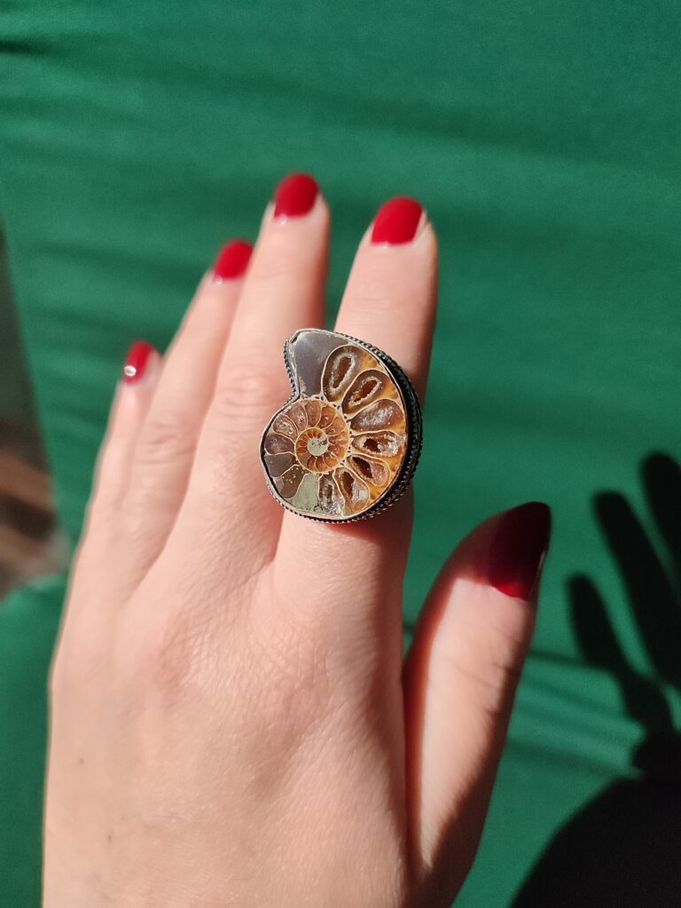 Anello in argento con ammonite