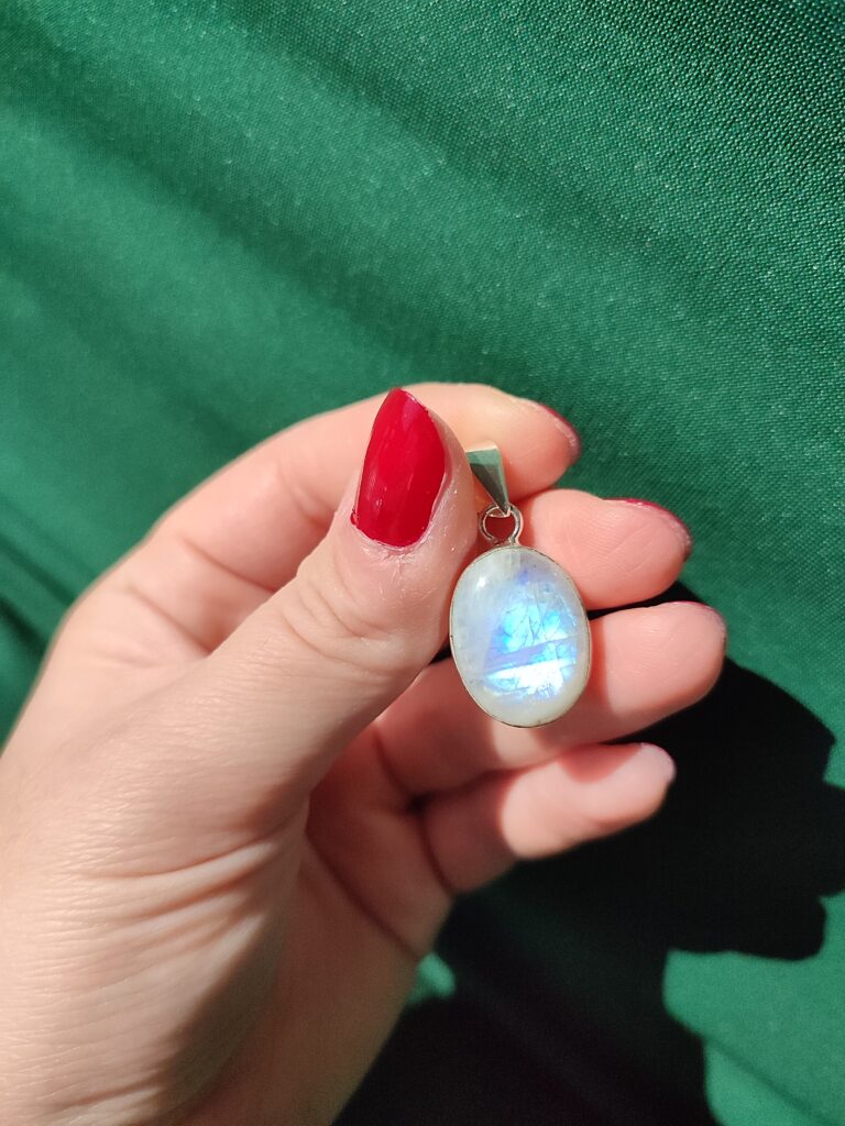 Ciondolo in argento con labradorite bianca