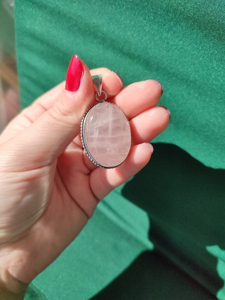 Ciondolo in argento con quarzo rosa