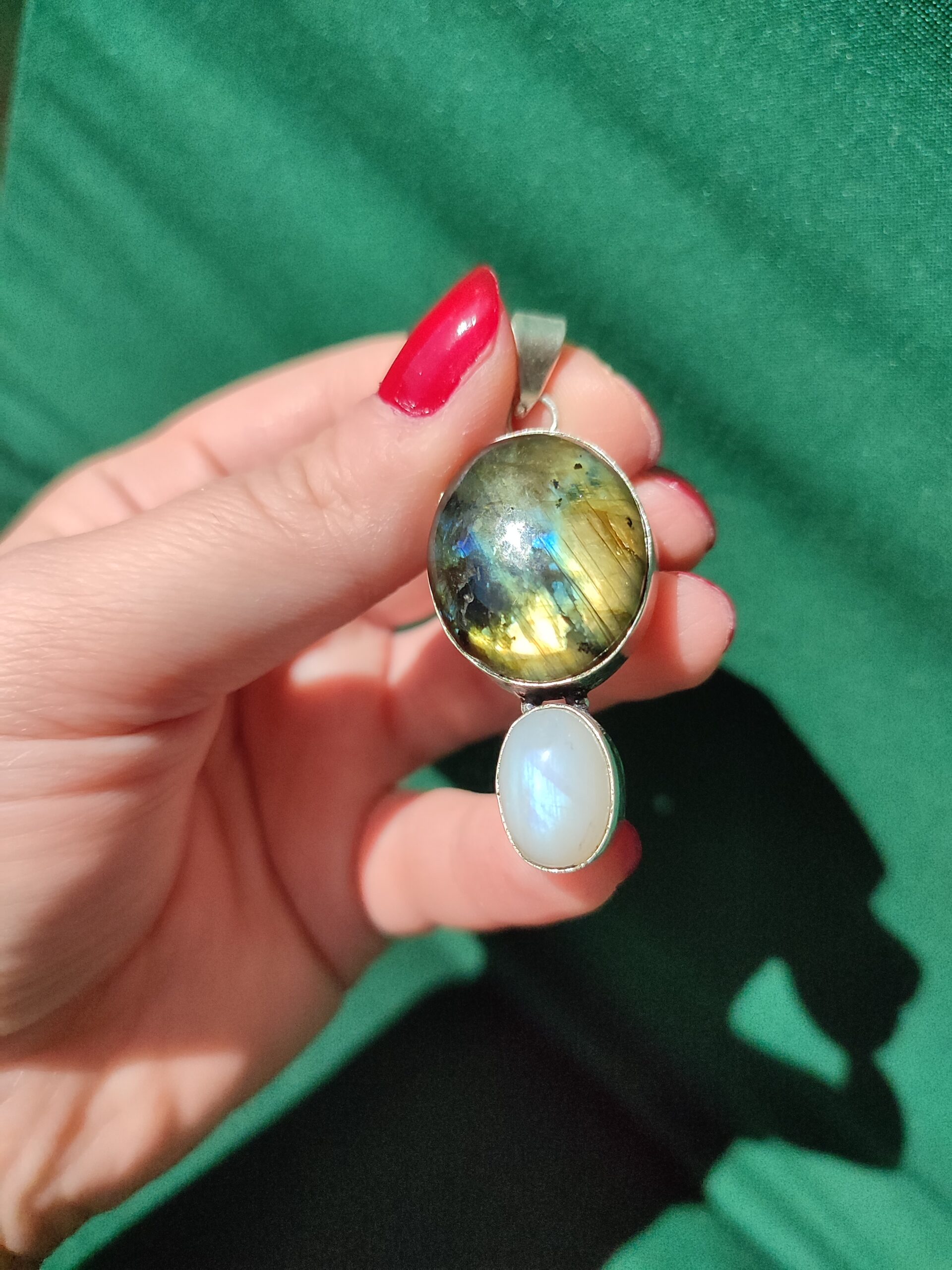 Ciondolo in argento con labradorite multifire e bianca