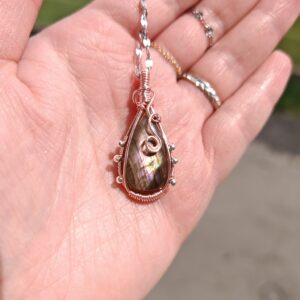 Ciondolo con labradorite rosa-viola modello Axolotl