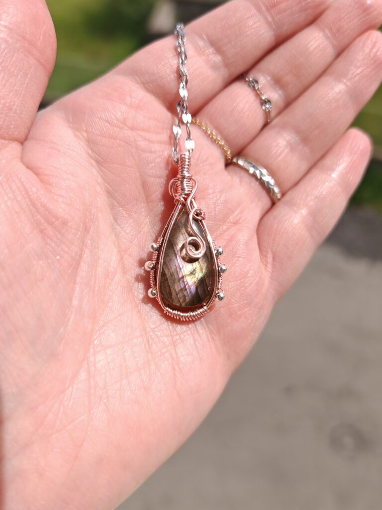 Ciondolo con labradorite rosa-viola modello Axolotl