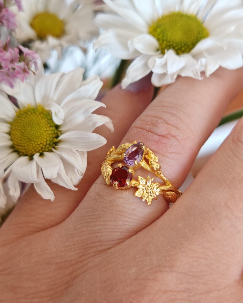 Anello in argento placcato oro con ametista e granato