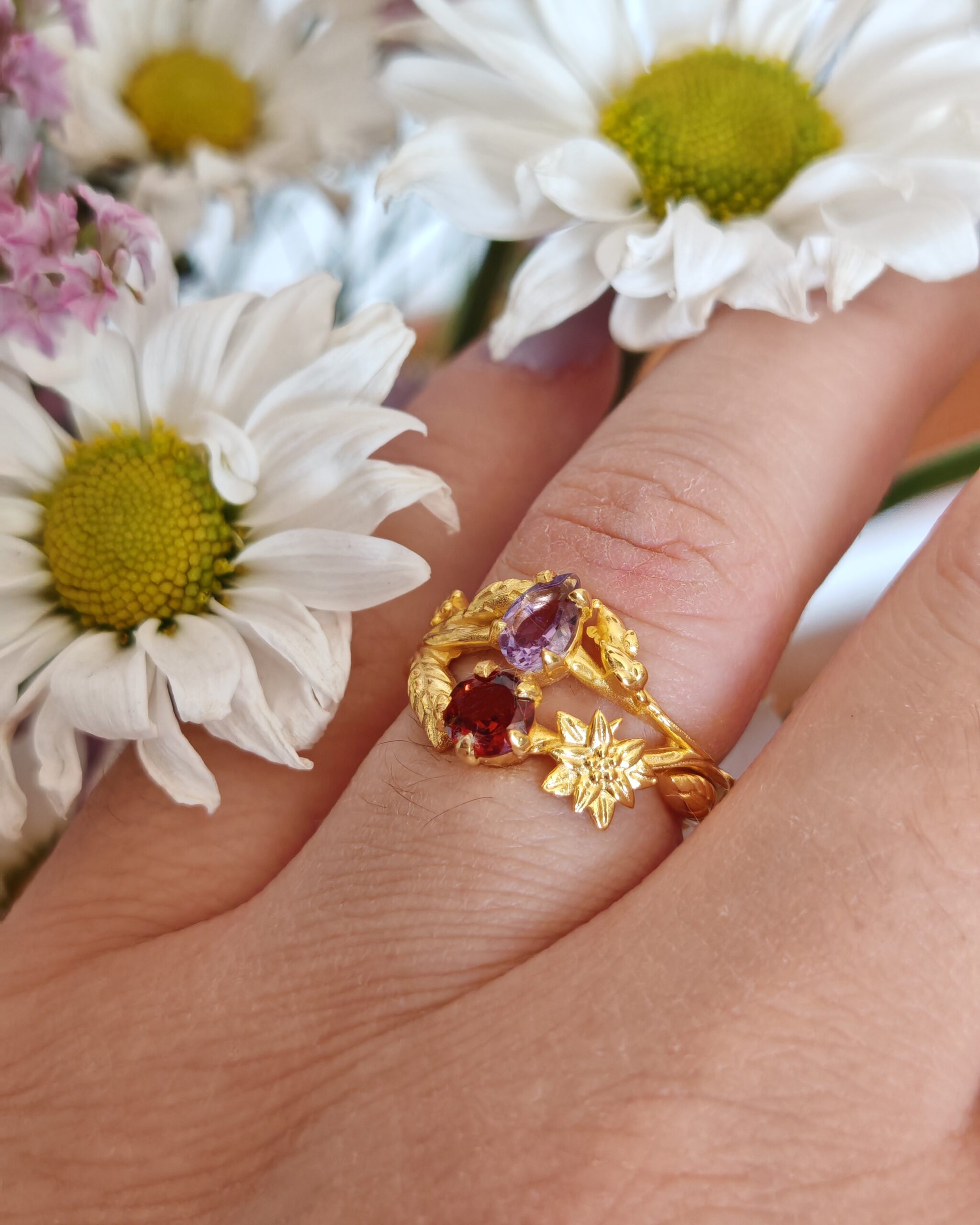 Anello in argento placcato oro con ametista e granato