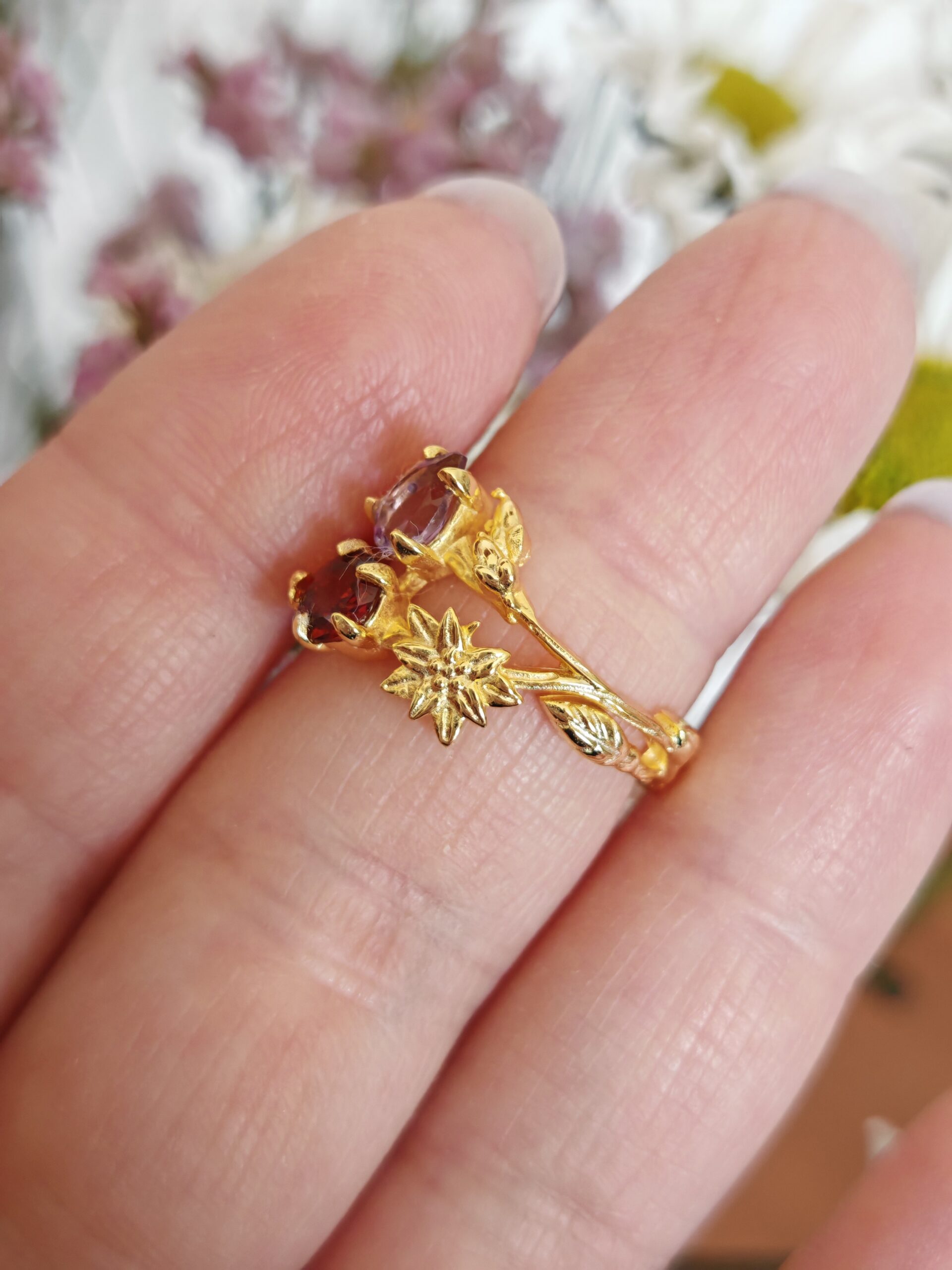 Anello in argento placcato oro con ametista e granato