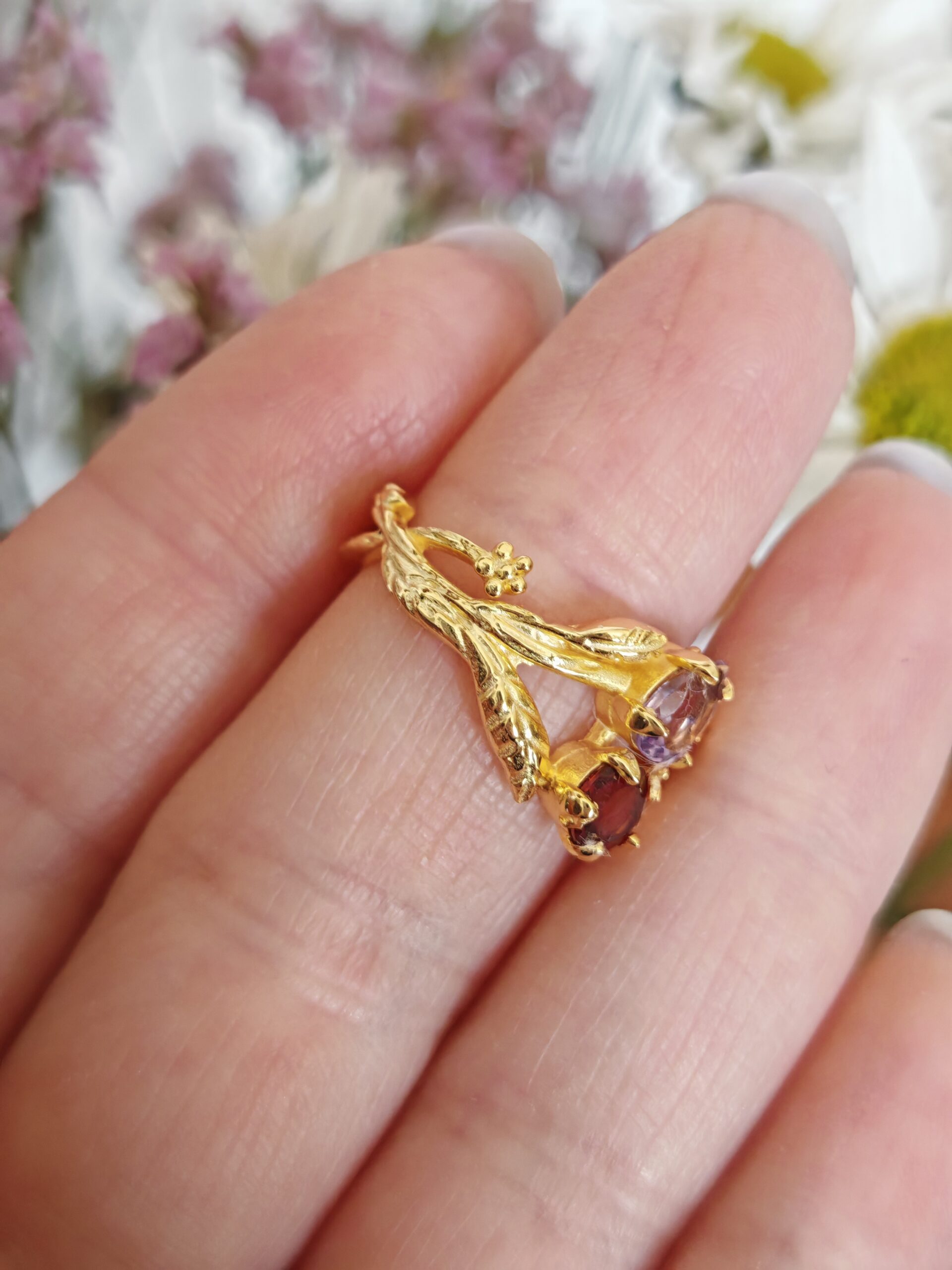 Anello in argento placcato oro con ametista e granato