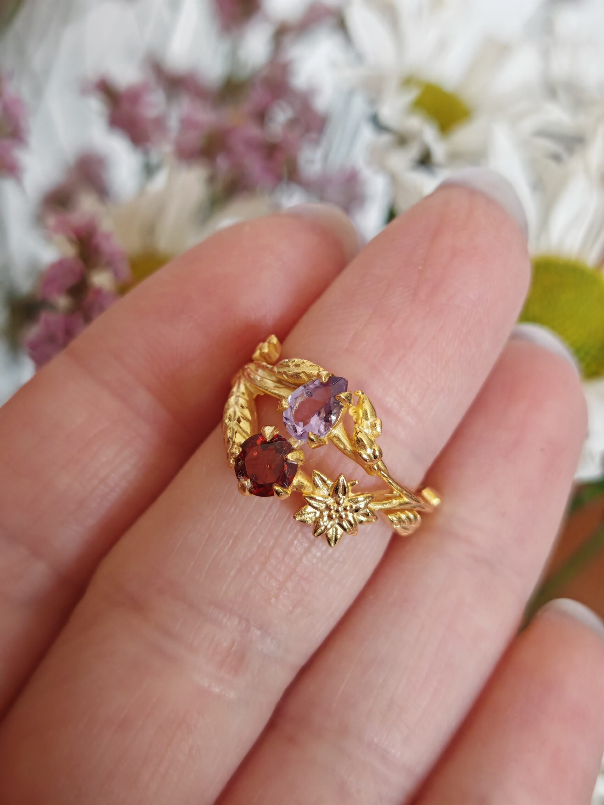 Anello in argento placcato oro con ametista e granato