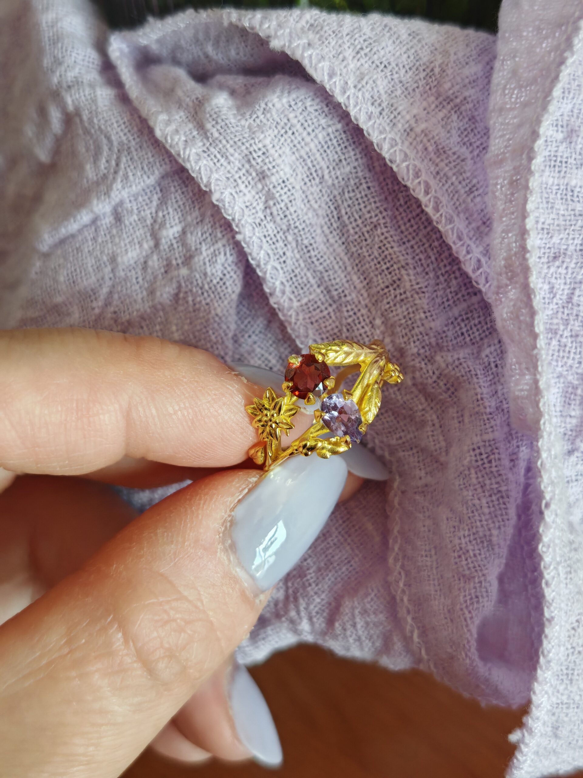 Anello in argento placcato oro con ametista e granato