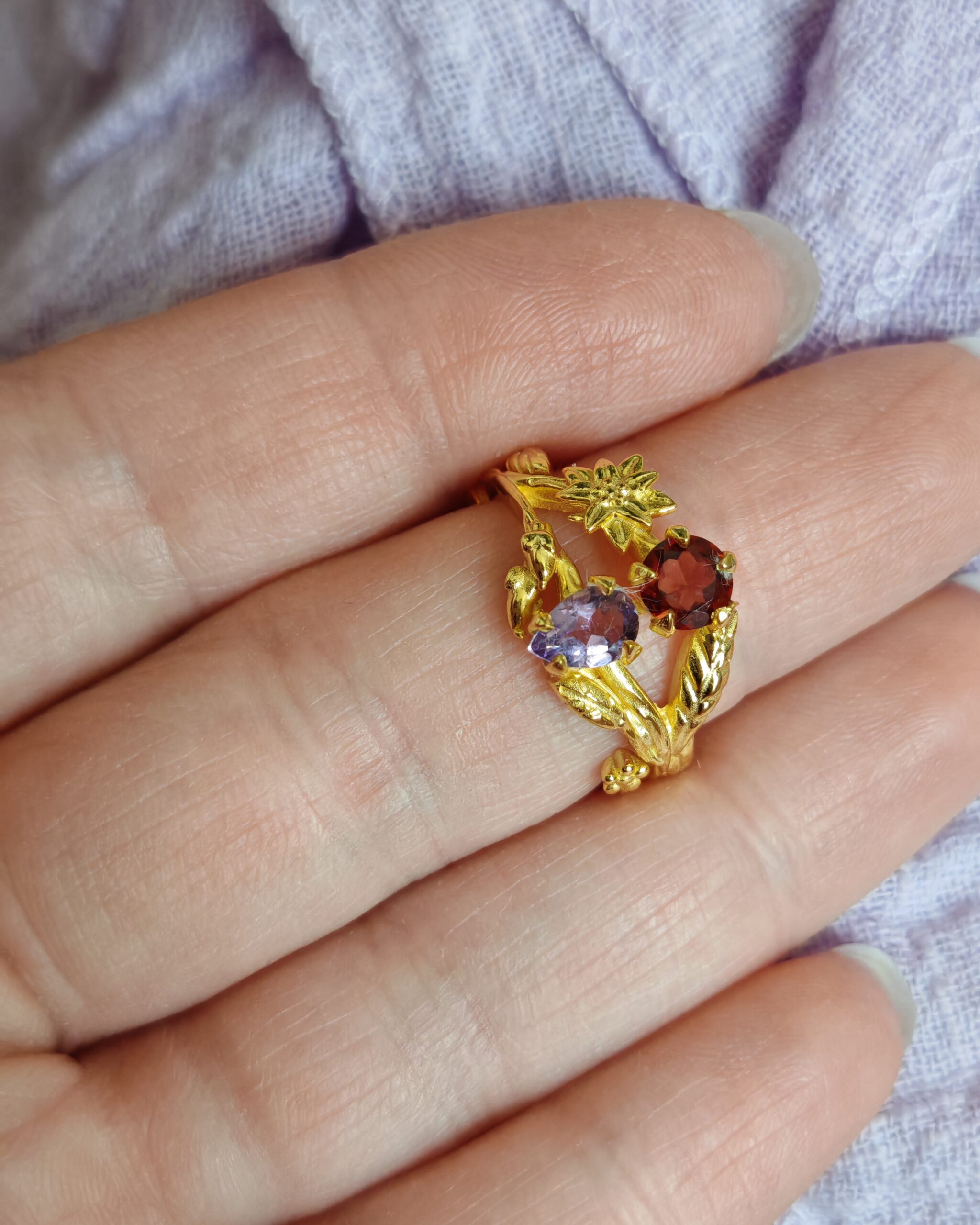 Anello in argento placcato oro con ametista e granato