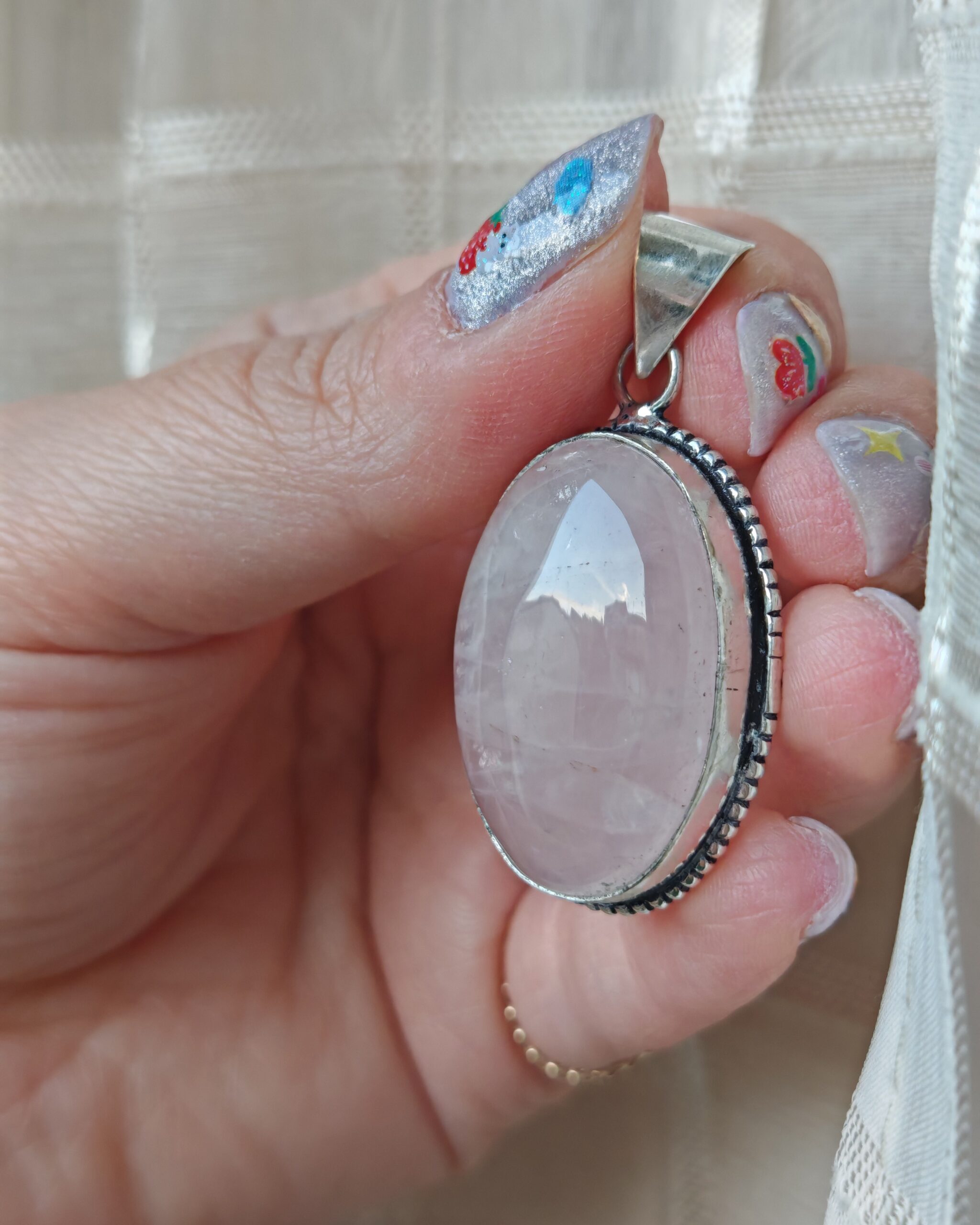 Ciondolo in argento con quarzo rosa