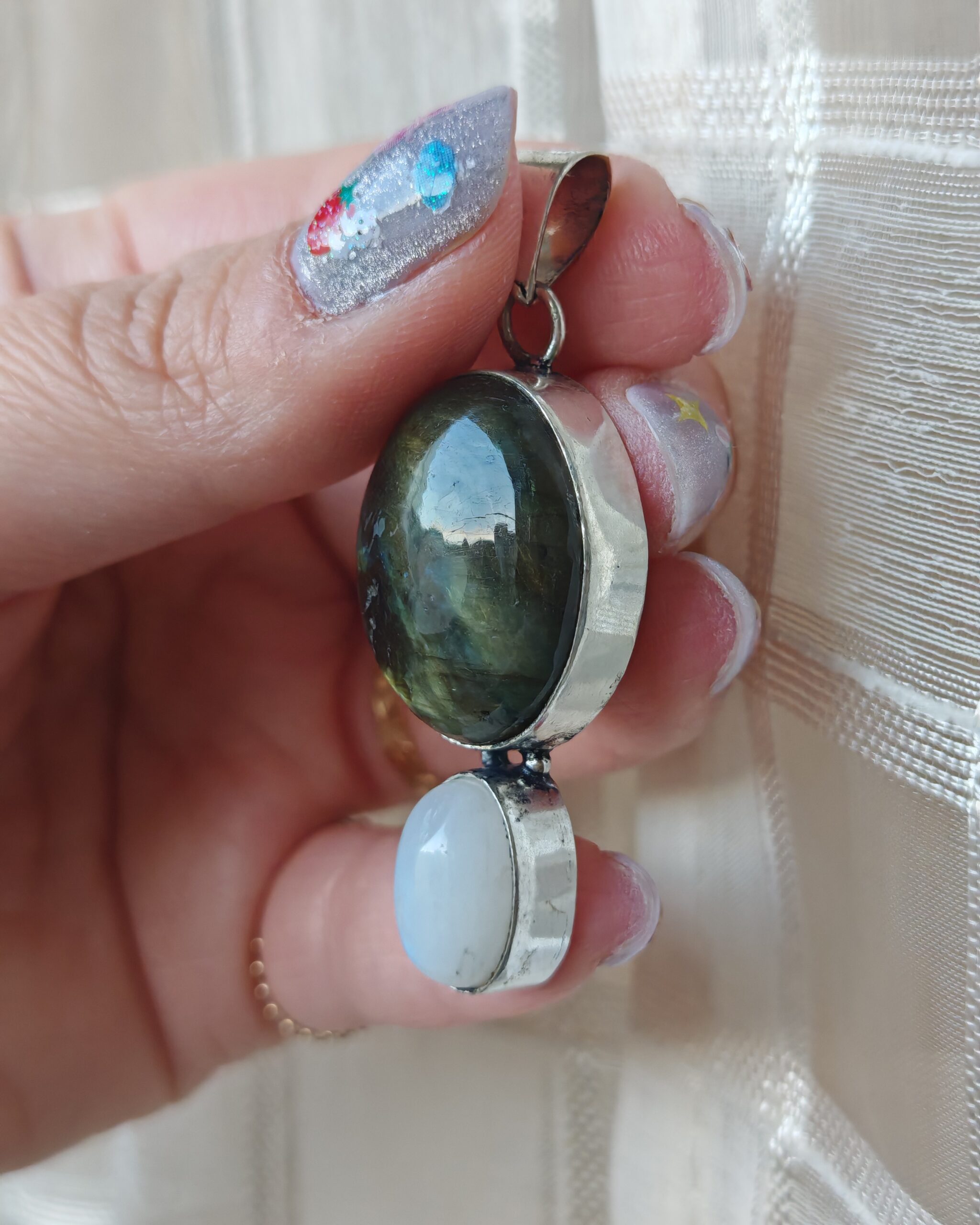 Ciondolo in argento con labradorite multifire e bianca