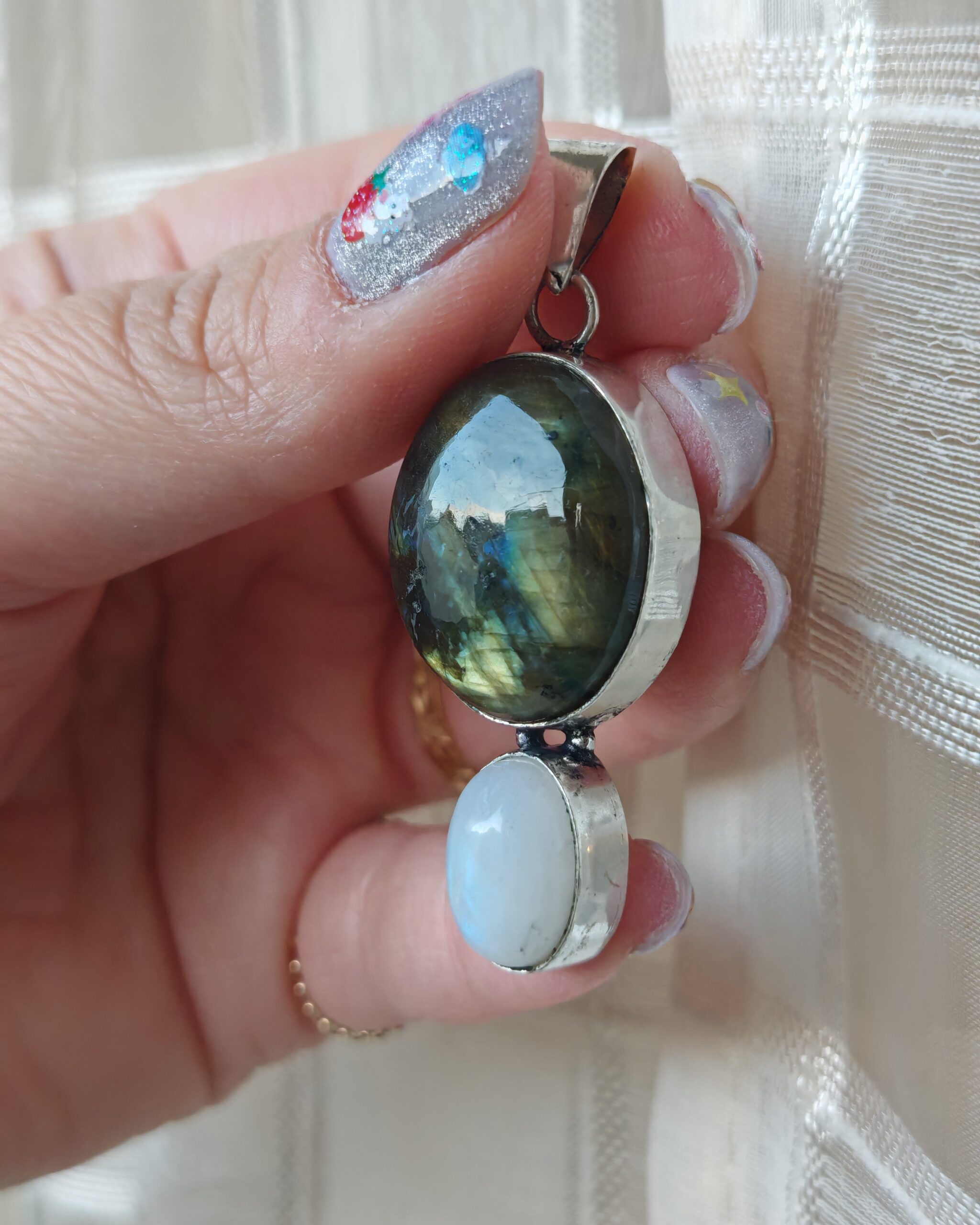 Ciondolo in argento con labradorite multifire e bianca
