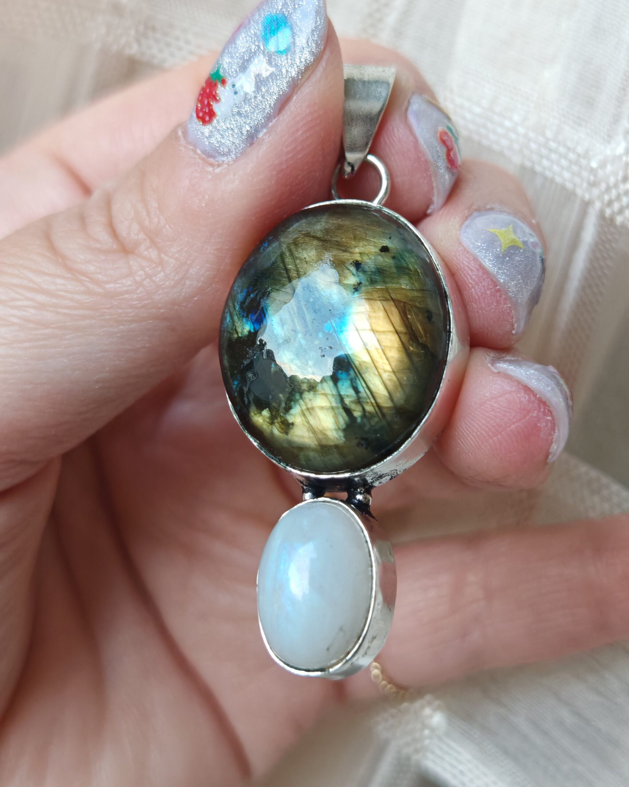 Ciondolo in argento con labradorite multifire e bianca
