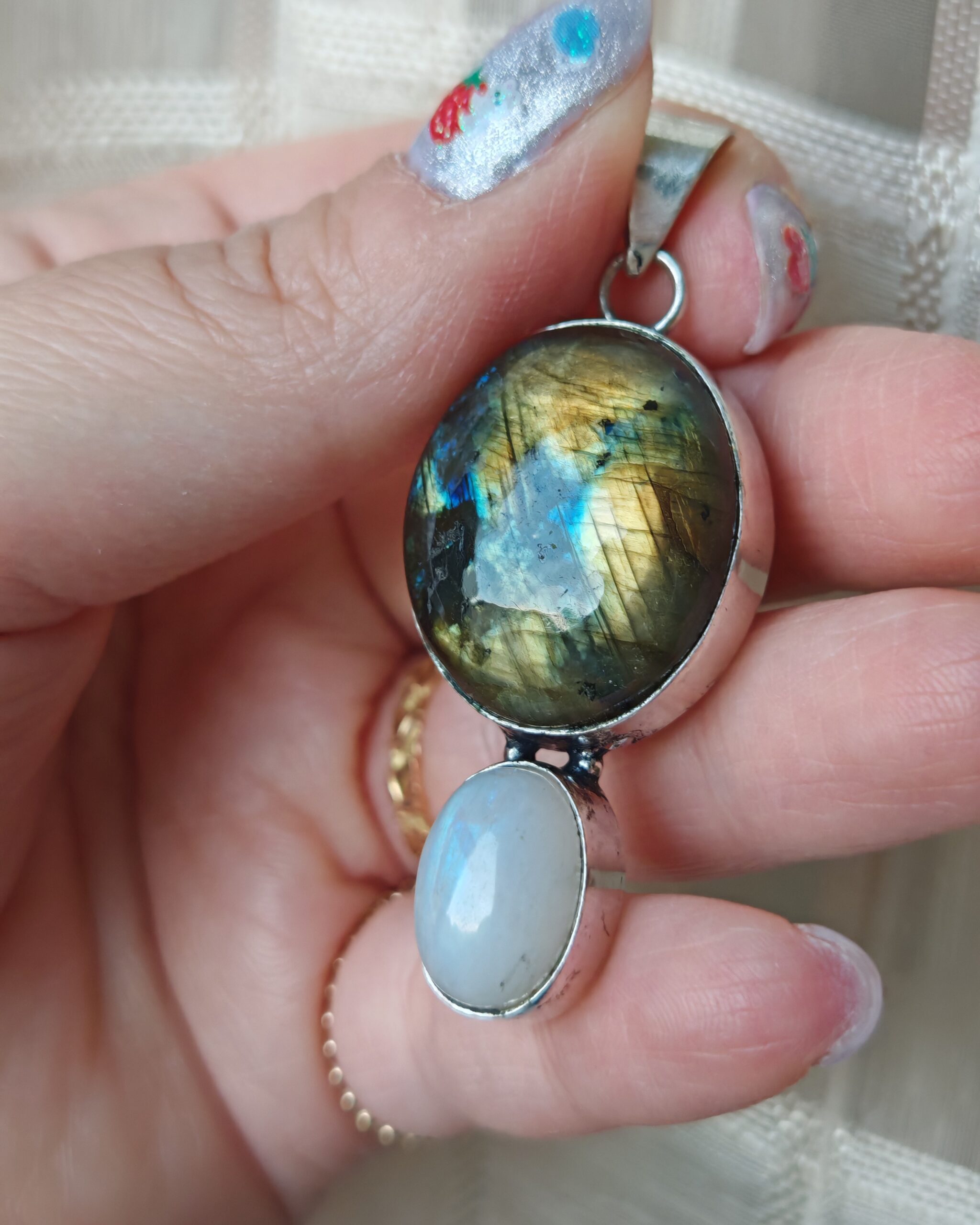 Ciondolo in argento con labradorite multifire e bianca