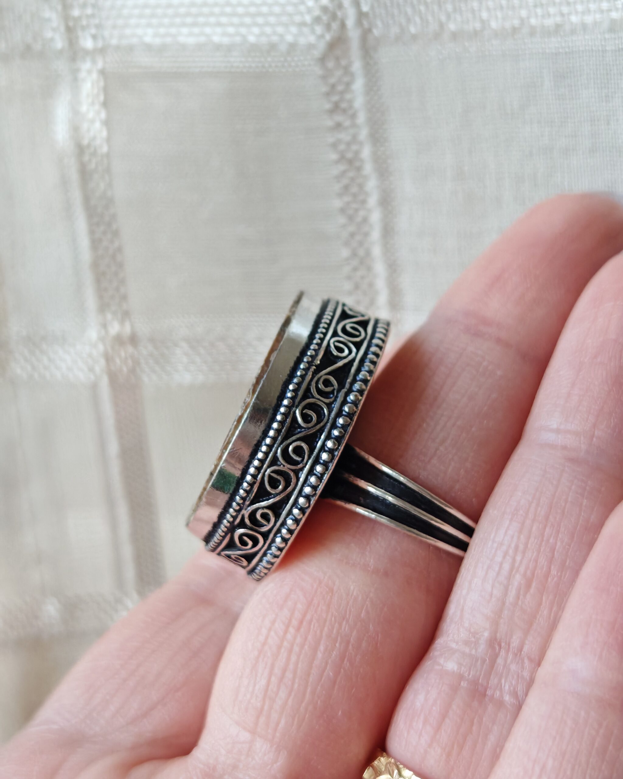 Anello in argento con ammonite