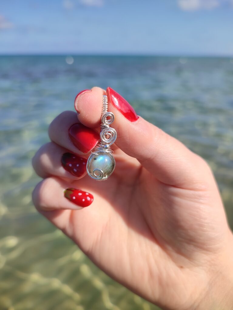 Ciondolo con labradorite blu rotonda