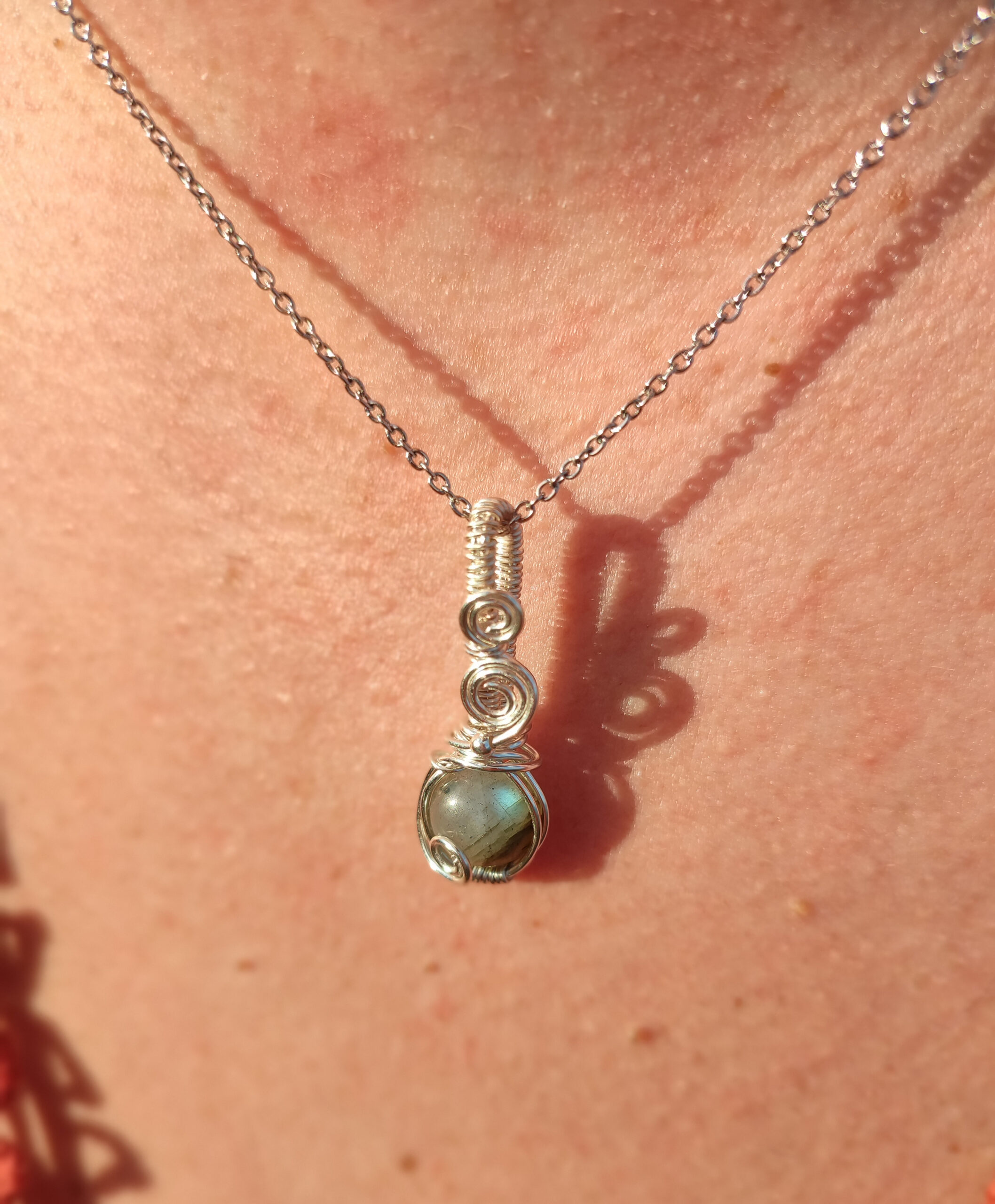 Ciondolo con labradorite blu rotonda - Collezione Nereidi