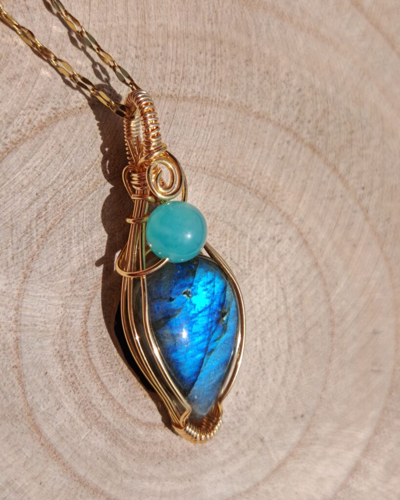 Ciondolo con labradorite blu e perlina in amazzonite ghiaccio