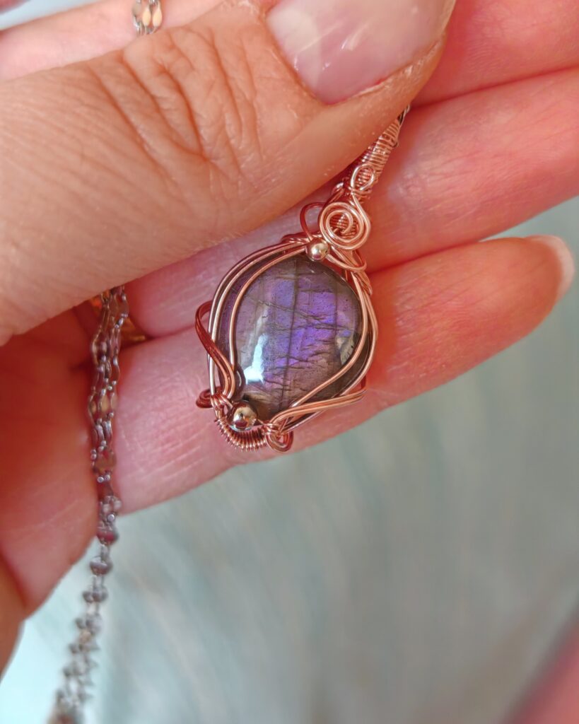 Ciondolo con labradorite viola