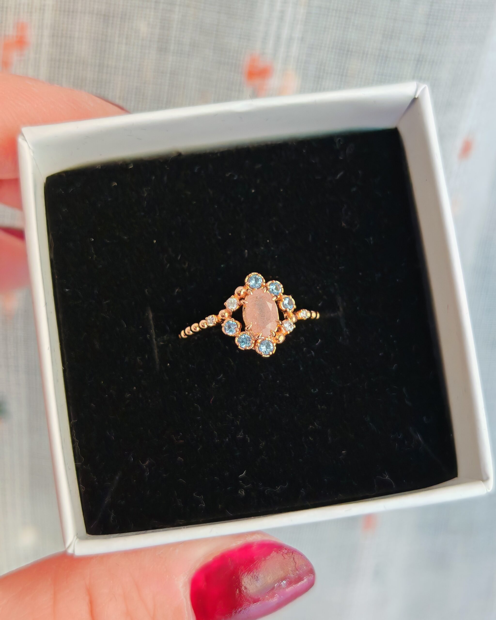 Anello Nefertari con pietra di luna pesca, argento placcato oro 18k
