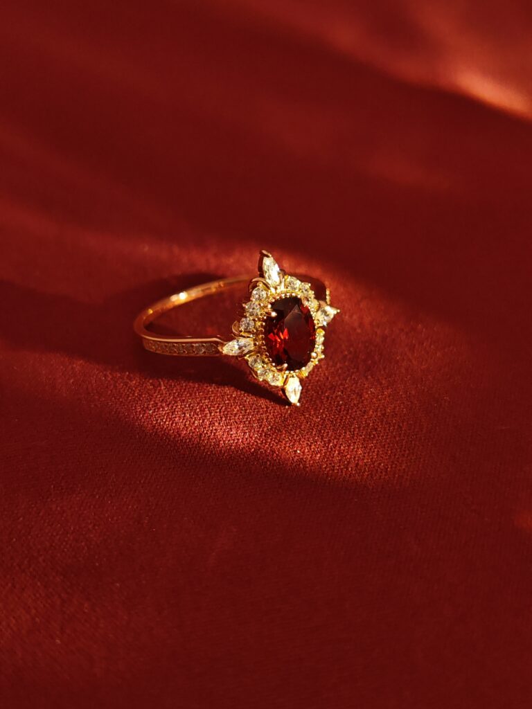 Anello Sekhmet con granato, argento placcato oro 18k