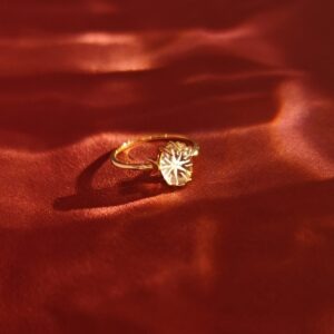 Anello Iside con quarzo ialino, argento placcato oro 18k