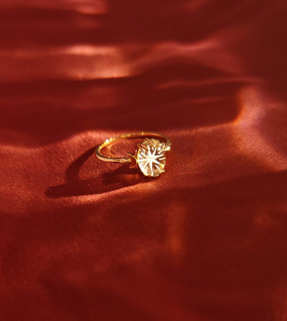 Anello Iside con quarzo ialino, argento placcato oro 18k