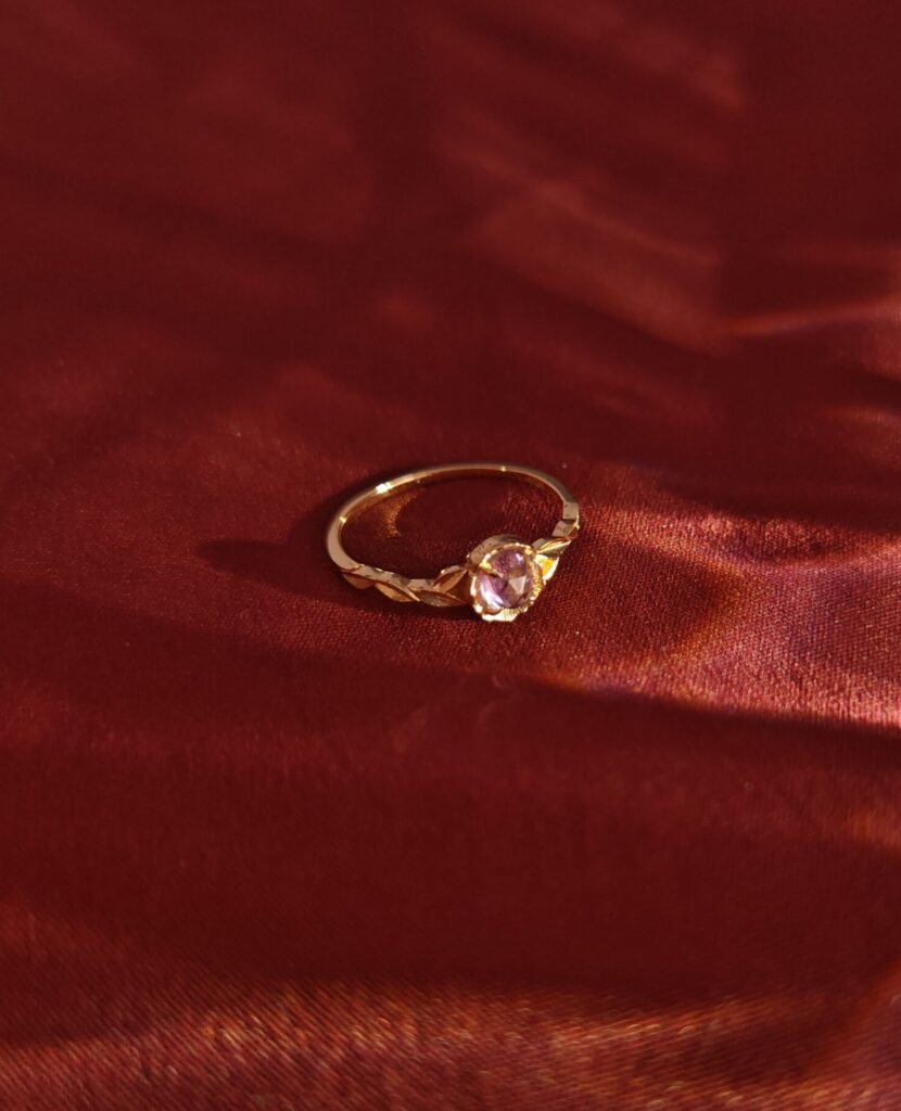 Anello Hathor con ametista lavanda, argento placcato oro 18k