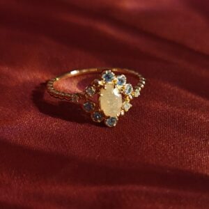 Anello Nefertari con pietra di luna pesca, argento placcato oro 18k