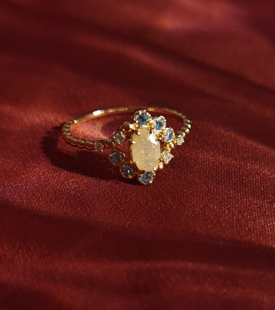Anello Nefertari con pietra di luna pesca, argento placcato oro 18k