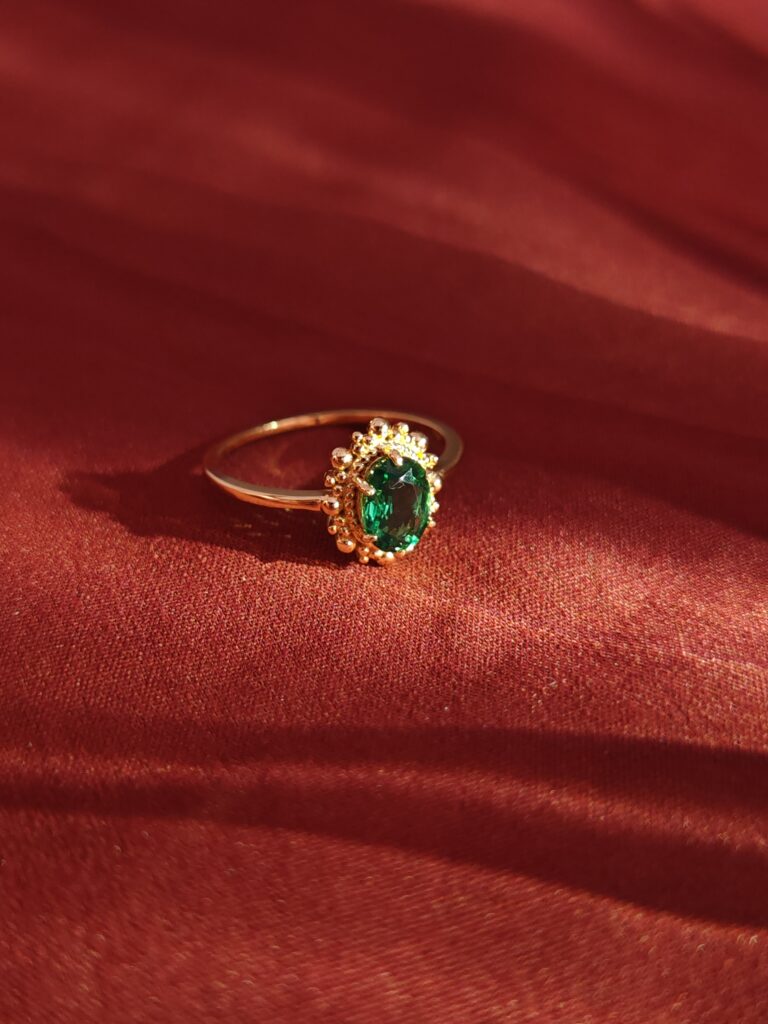 Anello Osiride con smeraldo, argento placcato oro 18k
