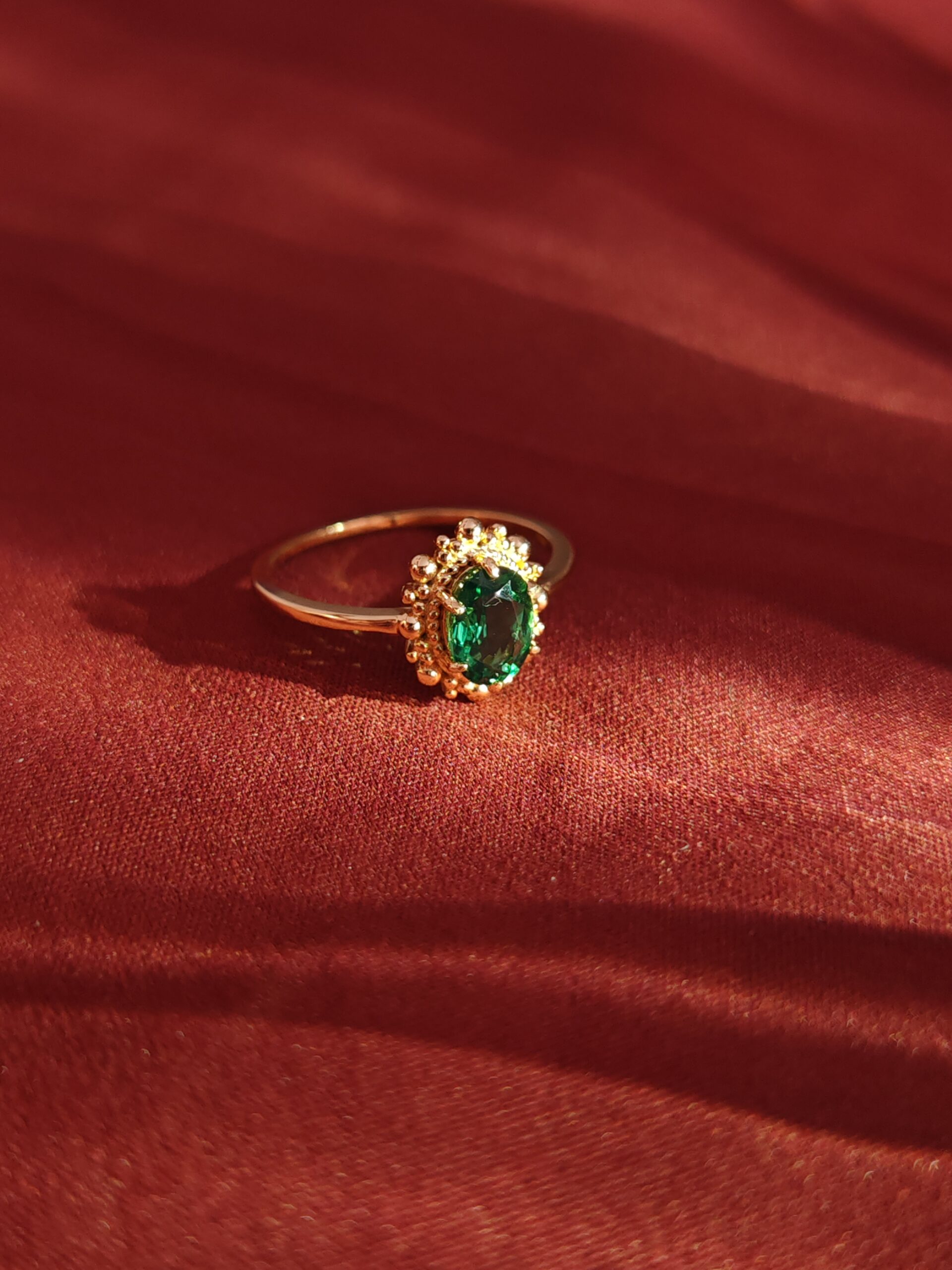 Anello Osiride con smeraldo, argento placcato oro 18k
